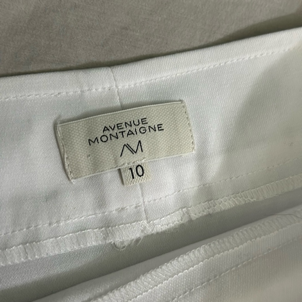 White pencil skirt. Perfect condition. Never worn. Avenue Montaigne